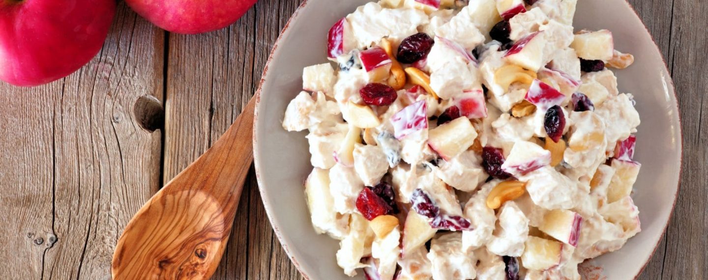 Ensalada de manzana, piña, nuez y crema vegana